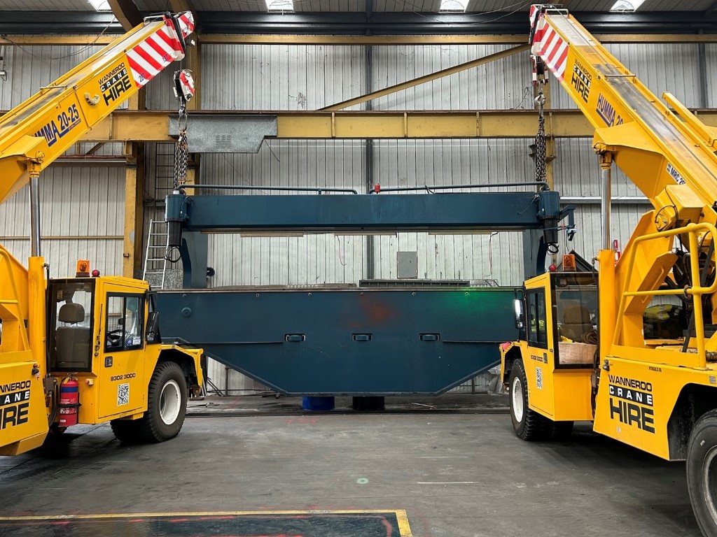 Two 20T Humma Mobile Cranes being used for a dual lift.